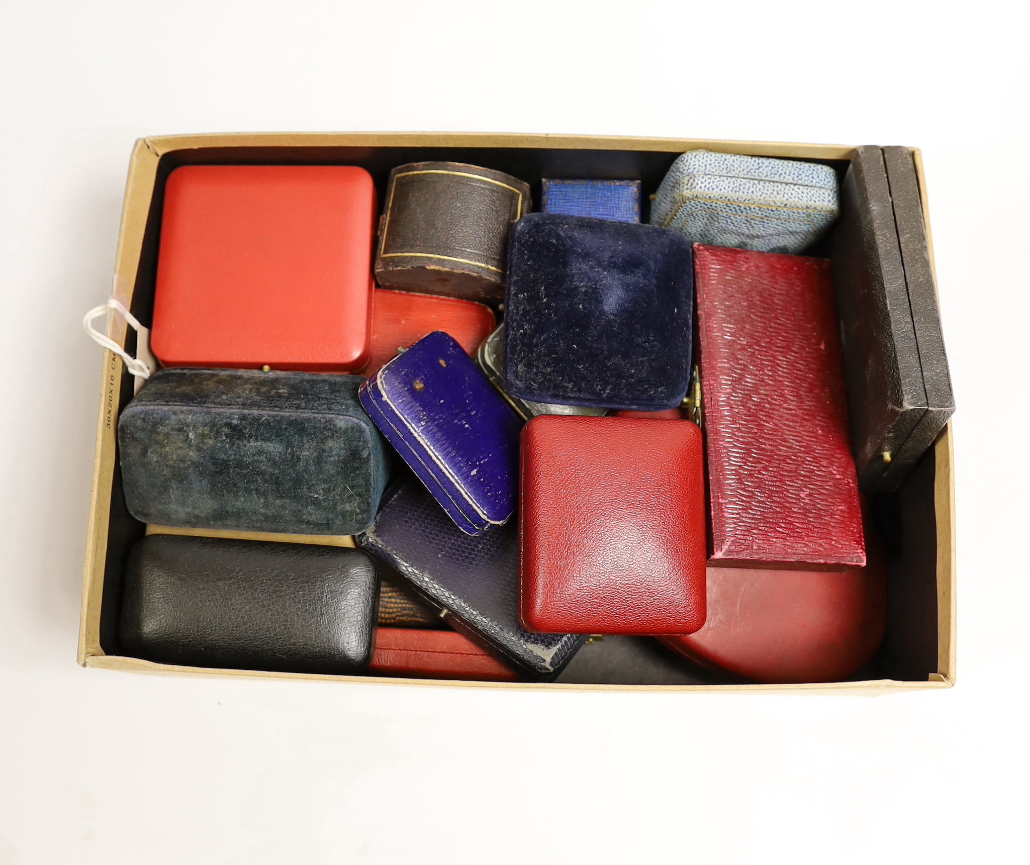 A quantity of assorted jewellery boxes.